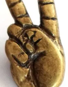 Pin Metálico Saludo Lobato