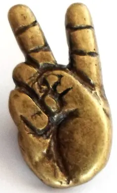 Pin Metálico Saludo Lobato