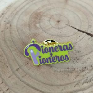 PIN METALICO PIONERAS Y PIONEROS TEXTO