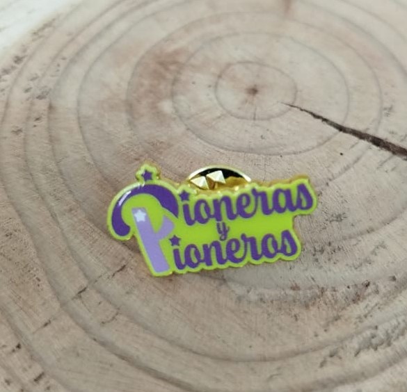 PIN METALICO PIONERAS Y PIONEROS TEXTO
